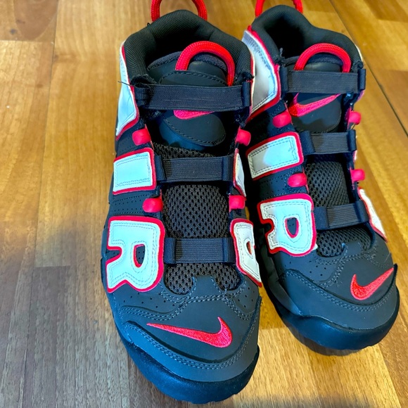 Like new Nike Uptempo big kids size 7 gs - Picture 2 of 6